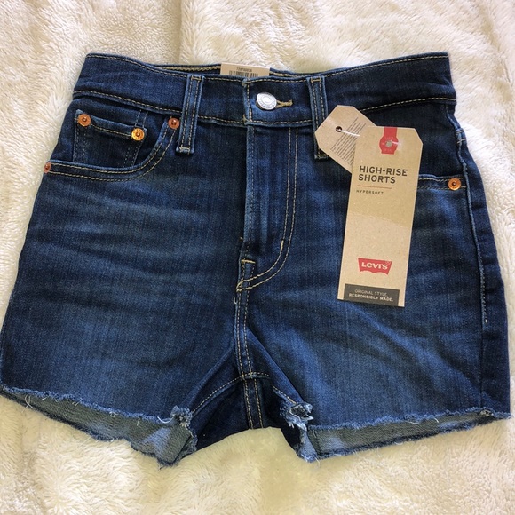 Levi Shorts - Picture 2 of 3